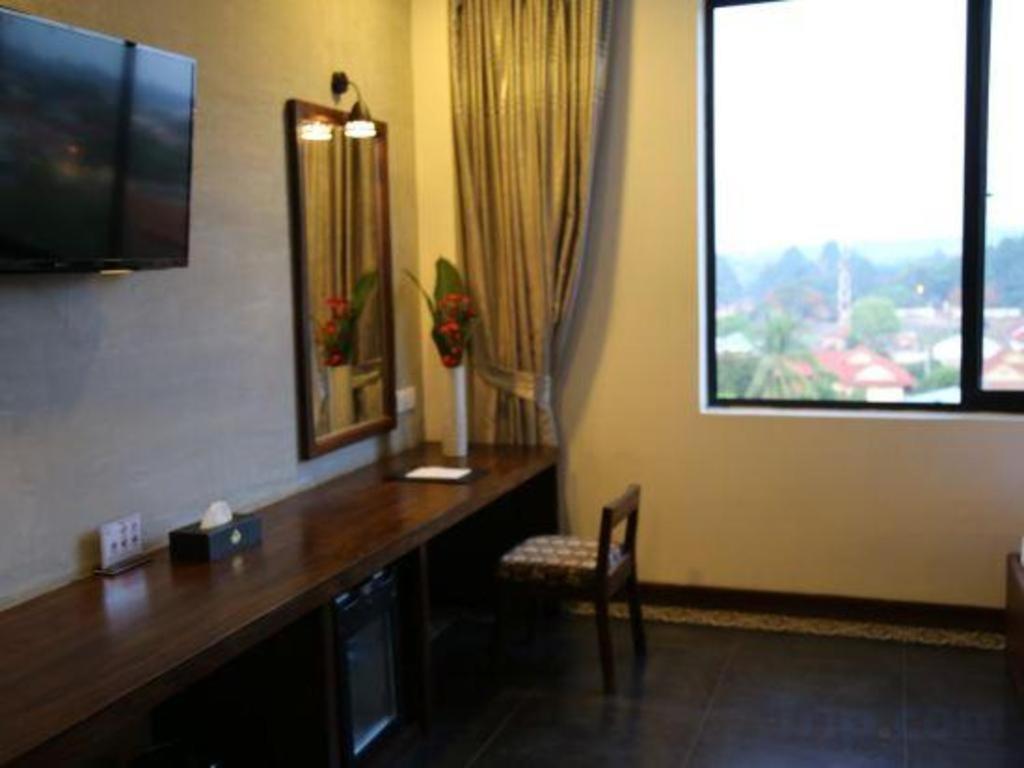 Yeak Loam Hotel Banlung Exterior photo